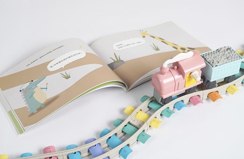 「LOOP！」透過音符視覺化設計，將樂譜轉化為軌道與琴鍵結構，提升音樂學習的趣味性與參與度。