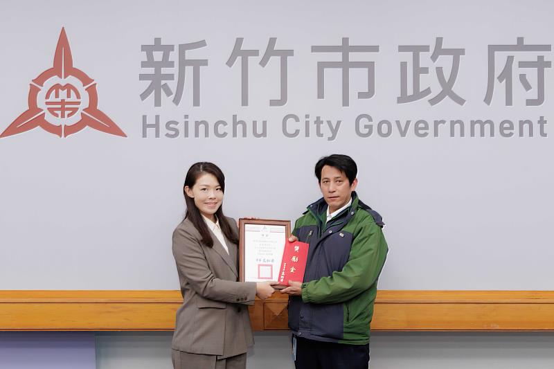 市長高虹安頒發感謝狀及獎金予優良司機新竹客運夏俊賢先生。
