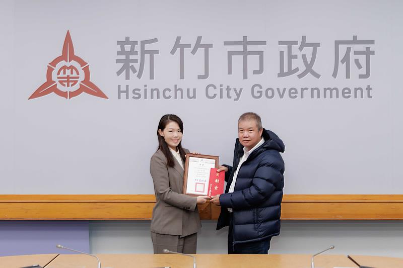 市長高虹安頒發感謝狀及獎金予優良司機苗栗客運羅少芃先生。