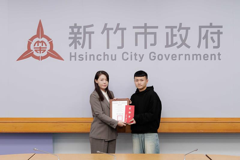 市長高虹安頒發感謝狀及獎金予已故駕駛黃琞懿先生之家屬。