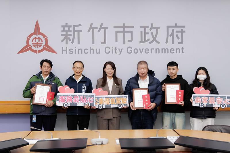 竹市府表揚優良公車駕駛合影。