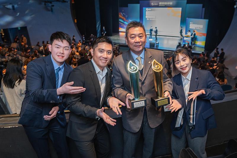 長榮航空發言人陳耀銘(右2)與贊助選手「奧運銅牌」潘政琮(左2)、「舉重精靈」方莞靈(右1)及「柚子同學」高承睿(左1)共同開心慶賀長榮航空再度榮獲「運動推手獎」。