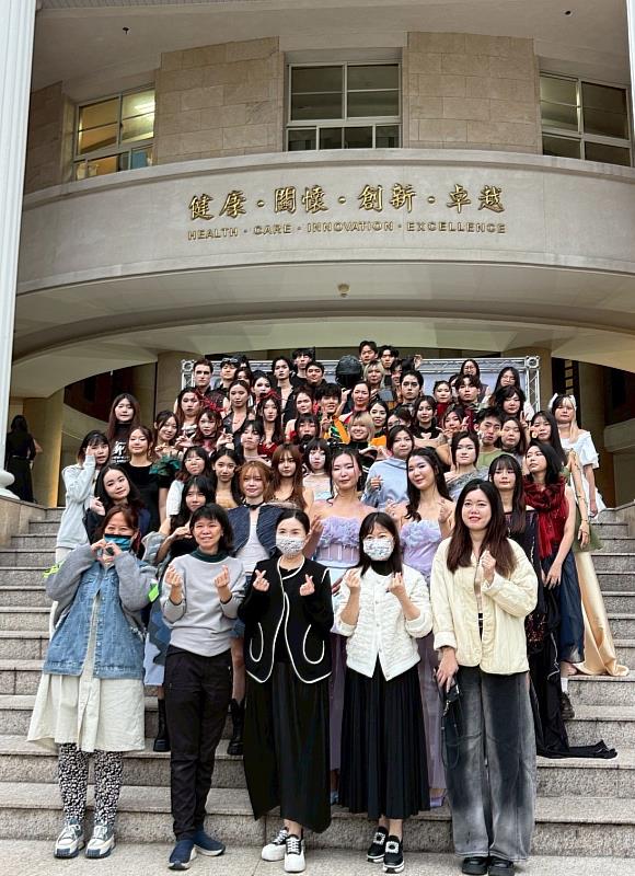 亞大時尚系期末成果展,林青玫主任(前右3)與全體師生。