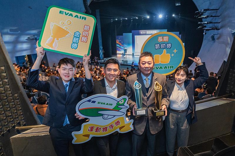 長榮航空發言人陳耀銘(右2)與贊助選手「奧運銅牌」潘政琮(左2)、「舉重精靈」方莞靈(右1)及「柚子同學」高承睿(左1)共同開心慶賀長榮航空再度榮獲「運動推手獎」。