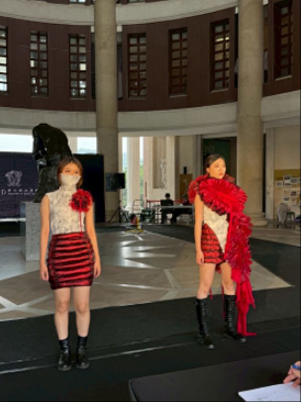 時尚系同學許鈞凌的作品「殘紅」。