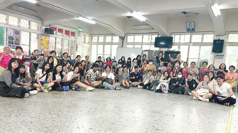 亞洲大學創意商品設計學系大二學生在台中大里新仁社區進行設計服務學習活動之全體合照。