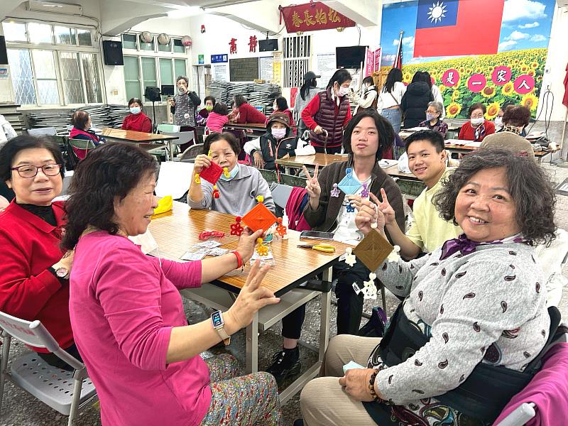 打毛線編織捕夢網的設計是最受長輩們歡迎的活動之一。