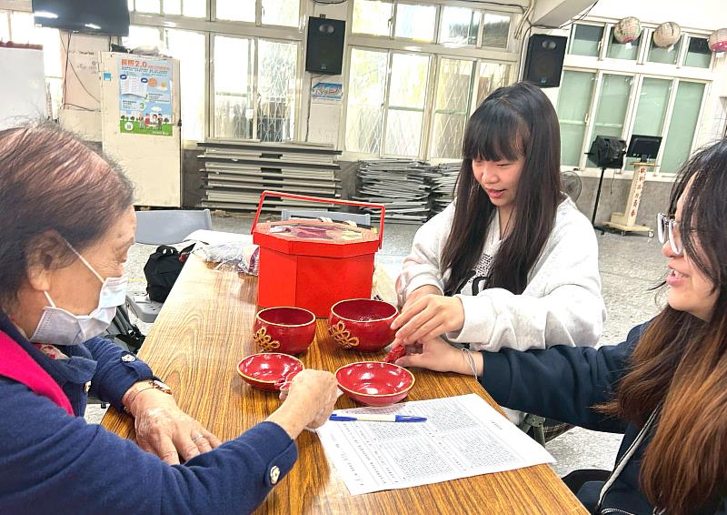 有年節氣氛的平安碗筷當伴手禮最能受到年長者的歡喜。