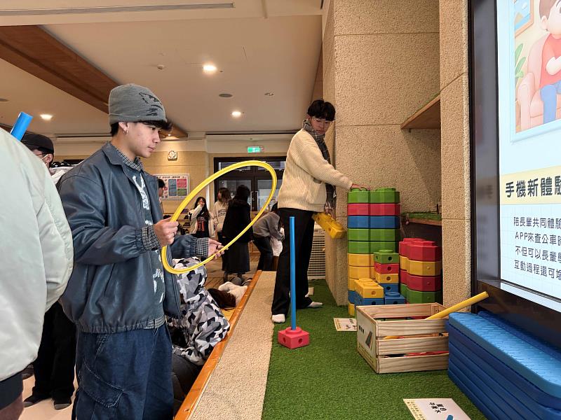 透過玩中學，體驗手眼協調玩具。