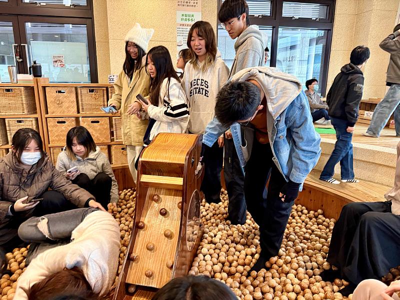 學生與台灣首座國產球池互動。