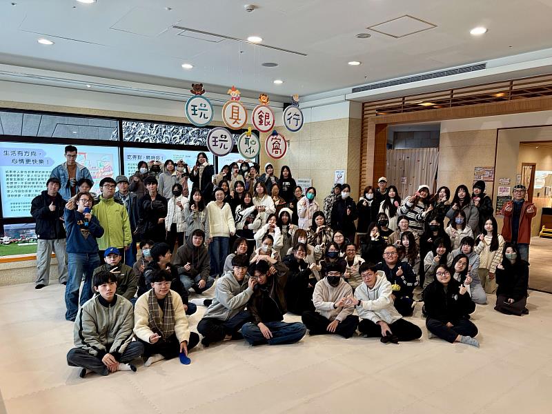 亞洲大學數媒系大一學生至玩具窩參訪。