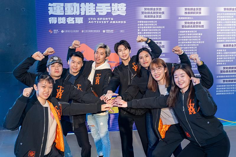 「台灣大哥大運動家族」選手疊手齊心合影,集結向心力迎戰2026名古屋亞運,攜手以行動實踐「Open Possible 能所不能」。(左起:鄭樸璿、孫振、唐嘉鴻、李智凱、林郁婷、陳念琴、黃筱雯、洪玉霖)