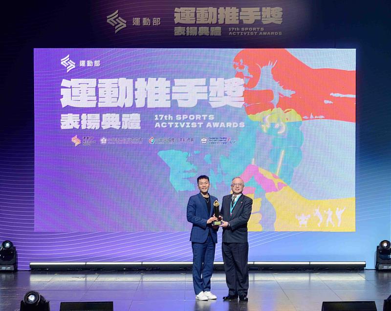 富邦產險運動推手獎獲頒「贊助類金質獎」、「贊助類長期贊助獎」，運動部李洋部長(左)頒獎予富邦產險江嘉哲資深副總經理 (右)。