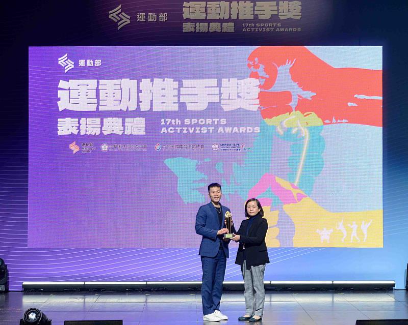 富邦人壽運動推手獎獲頒「贊助類金質獎」、「贊助類長期贊助獎」，運動部李洋部長(左)頒獎予富邦人壽陳秀玲資深副總經理(右)。