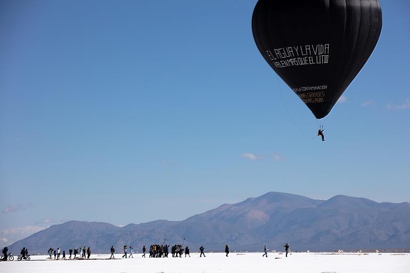 托馬斯．薩拉切諾，〈與空氣時代帕查一同飛行〉，2020年。作品由Aerocene基金會、薩利納斯格蘭德斯與瓜亞塔約克湖原住民社群，以及紐格赫姆施耐德畫廊（柏林）提供。圖片由Aerocene基金會以 CC BY-SA 4.0 授權提供。