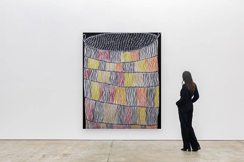 「棉線與石頭」展出作品： Kieren KARRITPUL, Big Dilly Bag, 2025. Courtesy of COMA, Sydney, Australia.