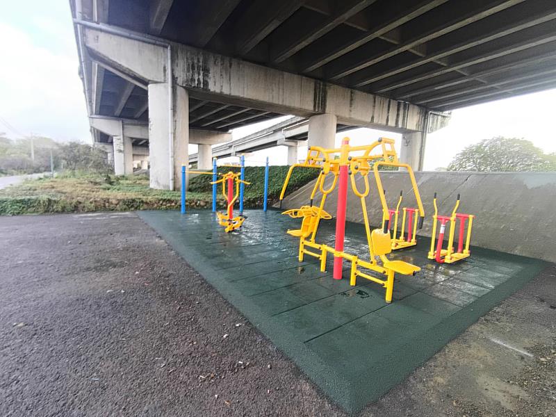 左岸體健設施。