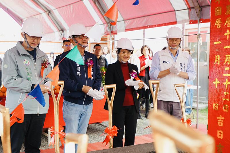 各貴賓代表共下用金鏟子吉祥動土