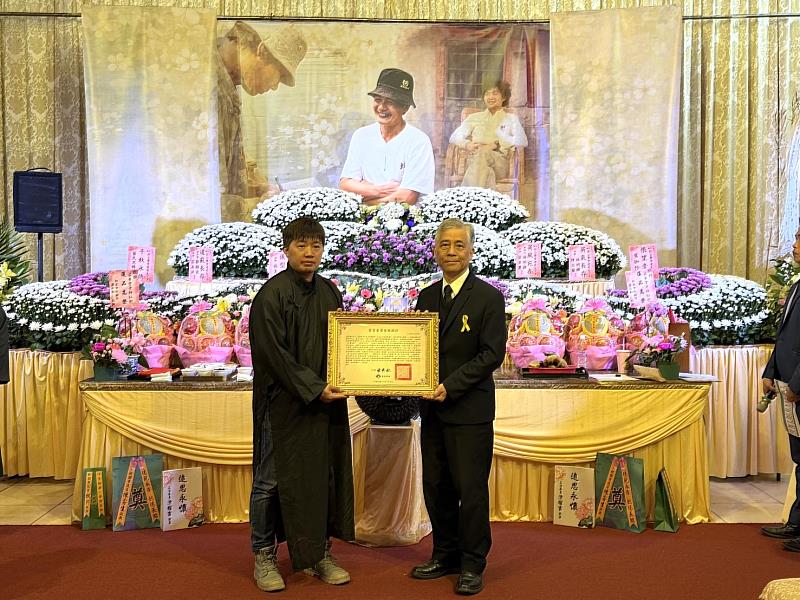 畢生奉獻臺灣文學　客委會頒旌揚狀致敬莊華堂