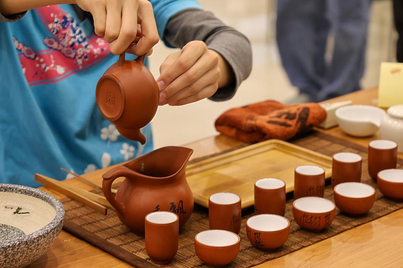 胡適國小「小茶師」團隊細膩呈現品茗流程，將學習成果帶入世新大學與社區。（世新大學提供）