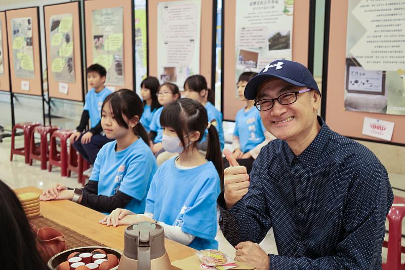 世新廣播電臺臺長葉基固（右）肯定實習團隊以媒體力量記錄地方故事。（世新大學提供）