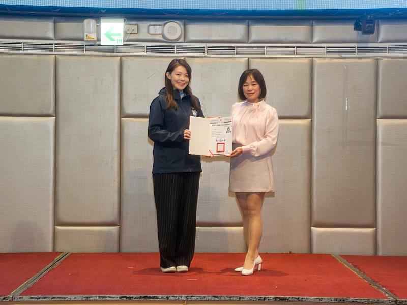 市長高虹安頒發證書。