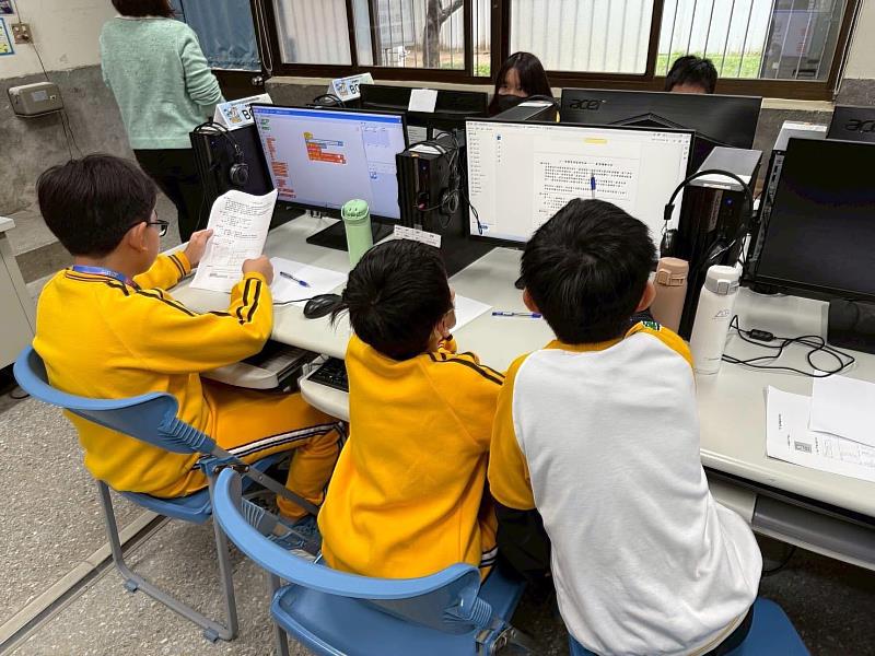 教育處張品珊副處長與廣達文教基金會徐繪珈執行長共同簽署合作備忘錄。