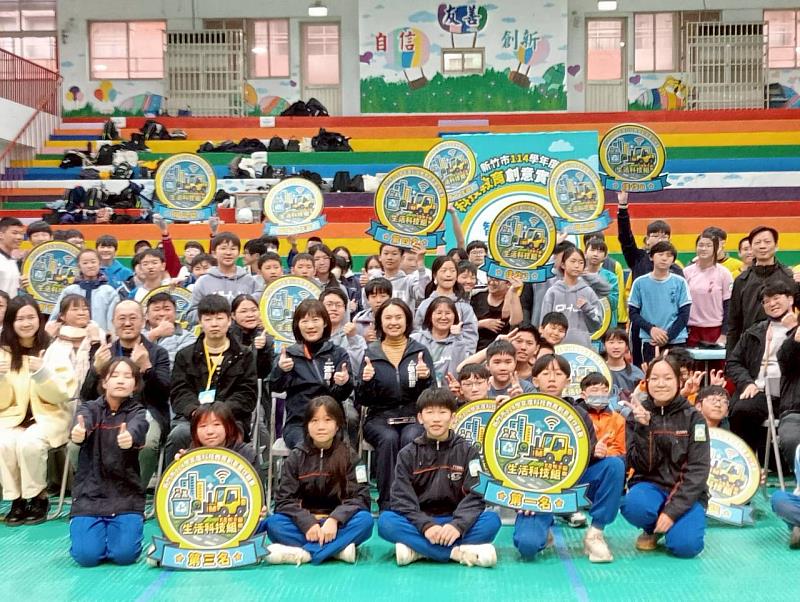 資科競賽學生解題照。