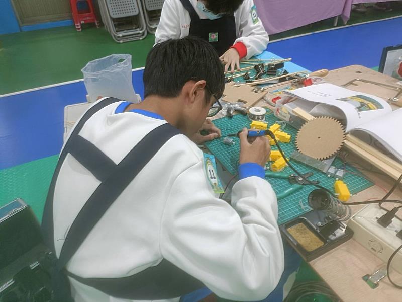 生科競賽學生實作照。