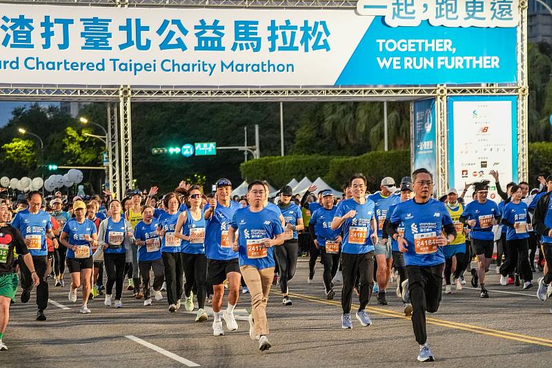 渣打銀行對健康生活與社會責任高度響應，全體同仁一起挺運動，渣打國際商業銀行董事長陳銘僑（畫面右前）、總經理游天立（畫面右前正後方）亦親自參加渣打臺北公益馬拉松，挑戰11公里賽程。