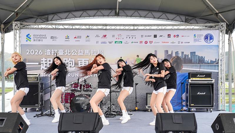 國內外2.6萬名好手齊聚渣打臺北公益馬拉松,為公益而跑,樂天女孩也於賽後嘉年華主舞台熱情表演應援。