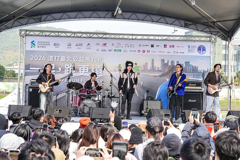 渣打臺北公益馬拉松致力於結合運動與生活育樂，邀請金曲樂團「麋先生」於賽後嘉年華登台演出，以音樂陪伴跑者完成挑戰。