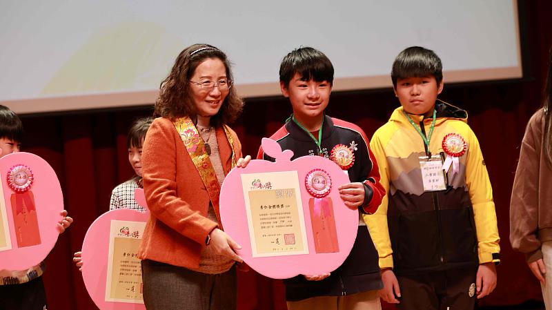 5、經濟發展局副局長黃碧玉頒給普仁小太陽。（靈鷲山佛教教團提供）