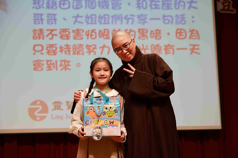 4、法益法師感謝大家一路陪伴普仁小太陽。（靈鷲山佛教教團提供）