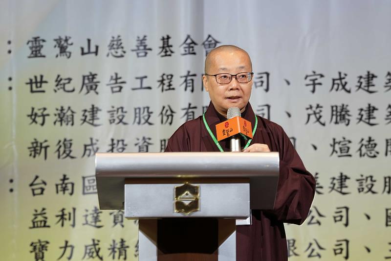 靈鷲山寶月法師鼓勵小太陽將逆境當做生命養份。（圖片提供/靈鷲山佛教教團）