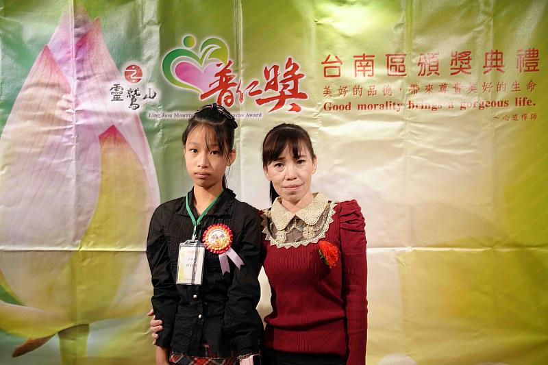 小太陽鈺琇在典禮上以中英文致詞，並與媽媽合影。（圖片提供/靈鷲山佛教教團）