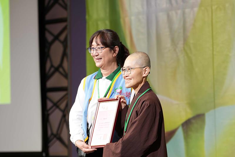 晟芝法師感謝貴賓的蒞臨，並頒贈感謝狀予家訪志工。（靈鷲山佛教教團提供）