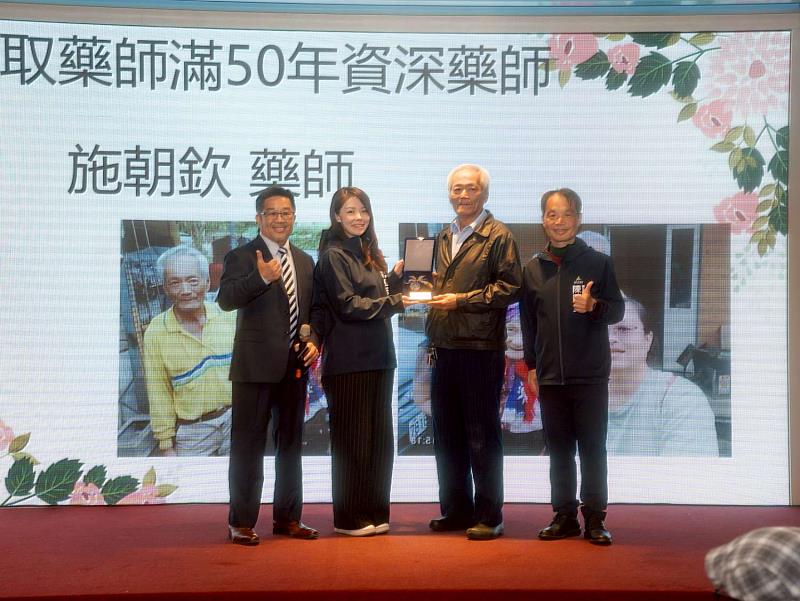 市長高虹安頒獎給竹市資深藥師。