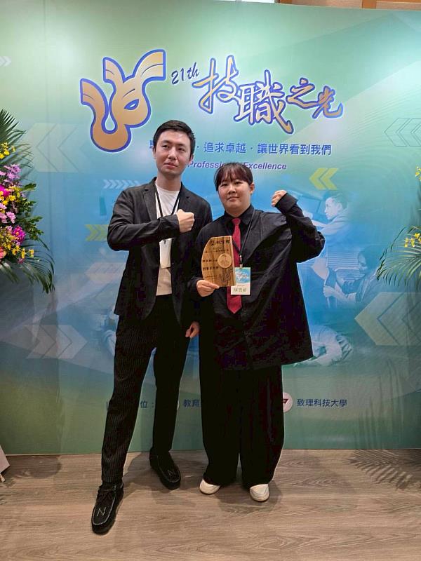 中國科大建築系陳恩綺同學（右）與指導教授紀昊昀授獎合影。（照片/校方提供）