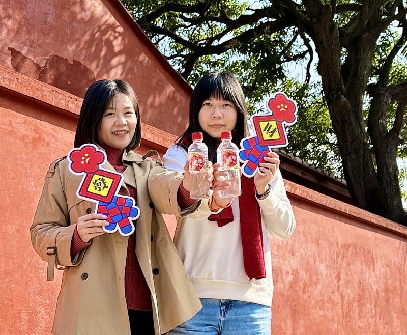 台塩發財水不僅是旅遊補水好夥伴，紅色喜氣包裝更是好兆頭，隨手定格最佳「紅」運照！