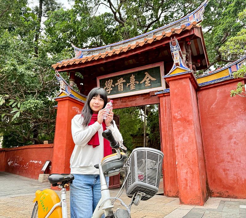 帶著馬年台塩發財水去祈福！祈求新的一年職場戰力超「水」準、考場表現一馬當先。