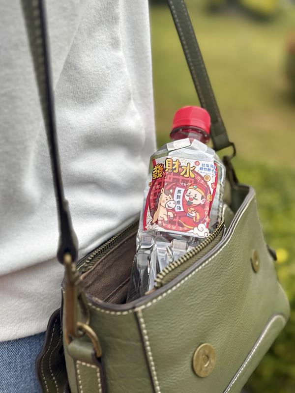 「小廢包」也裝得下！台塩發財水420ml輕巧瓶身，兼具時尚與便利，讓好運隨身帶著走。
