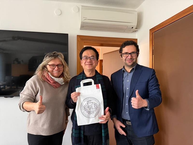 高雄醫學大學藥學院院長楊世群與捷克查理大學藥學院院長Prof. Jaroslav Roh（右）、生藥學與藥用植物學系主任Prof. Lucie Cahlikova（左）互相饋贈禮物。