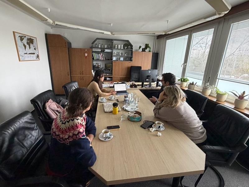 高雄醫學大學藥學院國際事務組鄭雍怡組長與捷克查理大學藥學院團隊進行國際交流規劃討論會議。