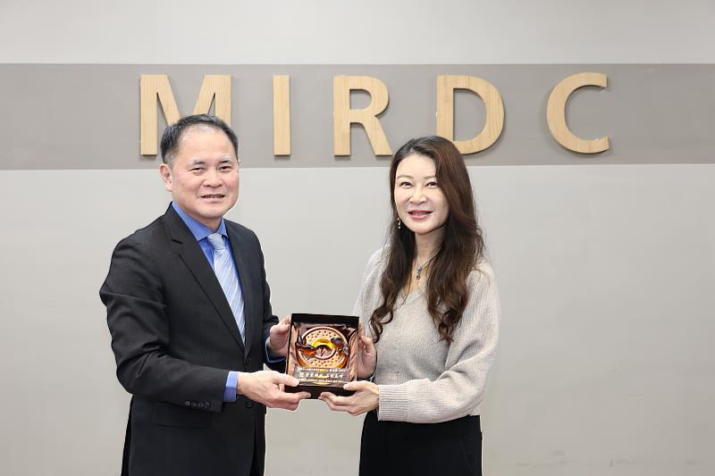 金屬中心劉嘉茹董事長(右)與臺灣機械工業同業公會莊大立理事長(左)互贈禮品。