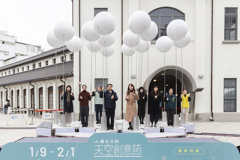 臺南市長黃偉哲（左4）期待天空創意節優選作品和府城的文化底蘊碰撞出新火花。