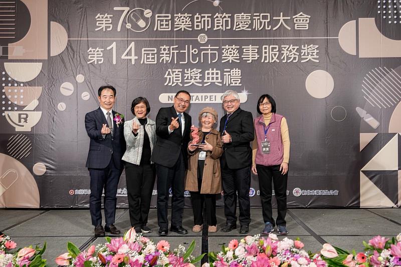 社區服務卓越獎知達健保藥局黃瑞裕藥師及其家屬。