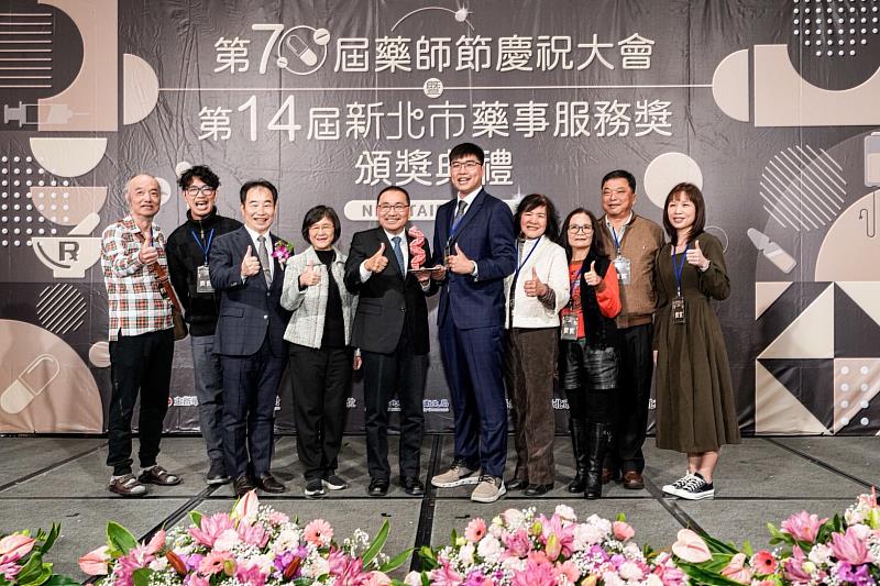 特殊貢獻個人獎亞東紀念醫院田昇達藥師及其家屬。