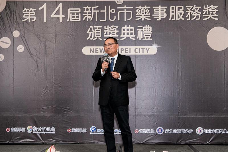 新北市侯友宜市長11日頒發第14屆新北市藥事服務獎。