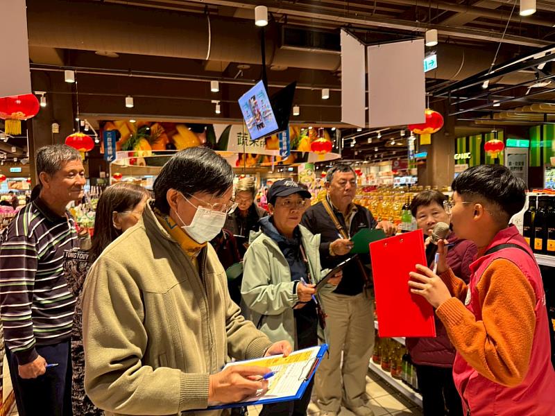 健康處方箋不只停留在知識傳遞，而是真正落實在日常生活中，聯醫講座中，讓長者走進賣場學怎麼買、怎麼選擇健康食品。